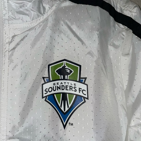 NWT Women’s Seattle Sounders White Lightweight Windbreaker Jacket Sz L - Picture 2 of 8